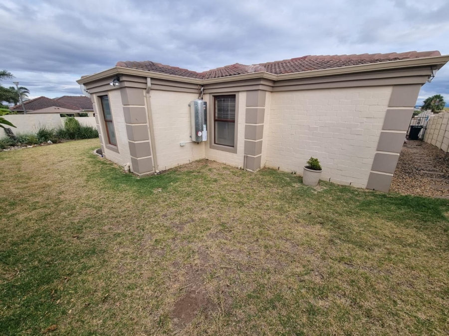 To Let 3 Bedroom Property for Rent in Uitzicht Western Cape